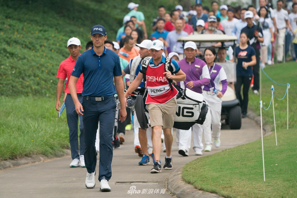 赛事记分牌特写,清晰显示着维克多-佩雷兹的名字高居榜首,数字见证着领先的荣耀。