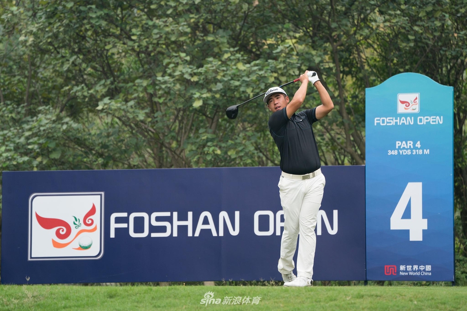 夕阳下的佛山高尔夫球会美景,水障碍波光粼粼,与绿茵球道相映成趣。