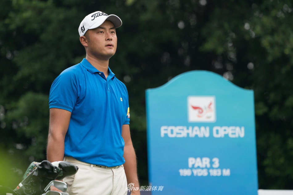 中国球员罗学文在沙坑中全力救球,沙粒飞扬间尽显力量与技巧的完美结合。