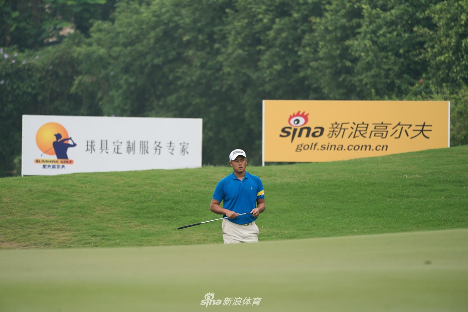 法国球员维克多-佩雷兹在果岭上凝神推杆,目光如炬,仿佛已锁定小球进洞的轨迹。