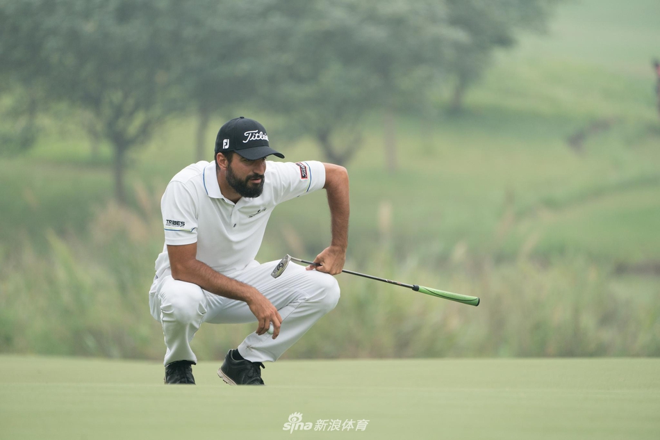 佩雷兹在成功推入小鸟球后握拳庆祝,脸上绽放出灿烂的笑容,尽显王者风范。