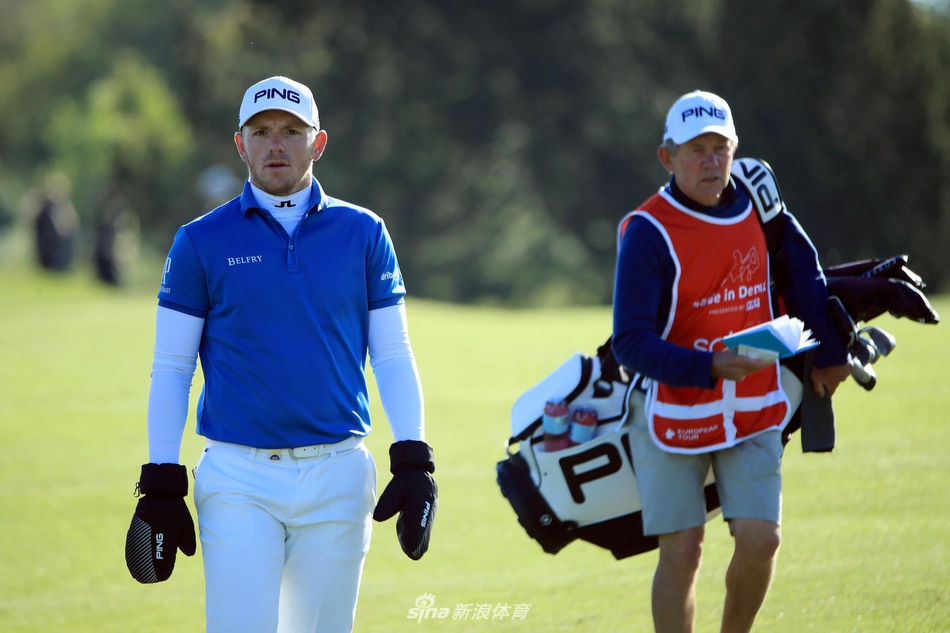 意大利名将埃多奥多·莫里纳利在丹麦希默兰半岛球场专注推杆，身后是开阔的北欧原野。