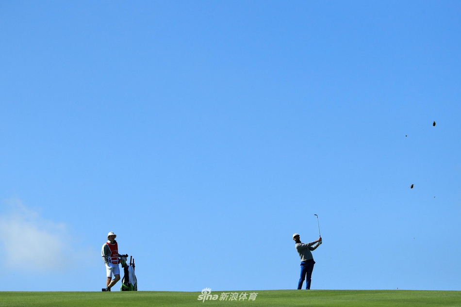 比赛在希默兰半岛度假村举行，独特的自然地貌与精心设计的球道相映成趣。