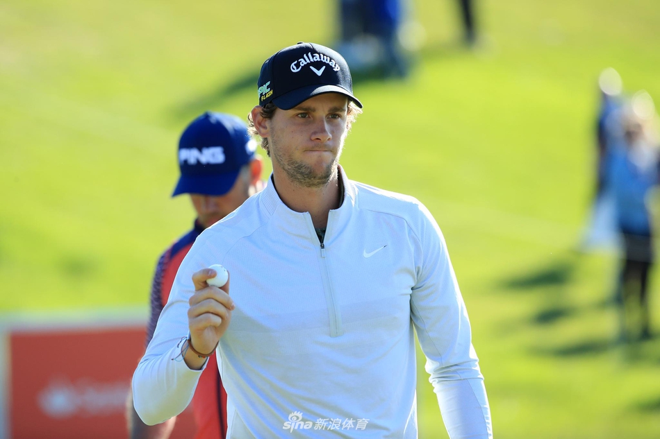 观众聚集在特色的小山坡观赛台上，以绝佳视角欣赏比赛，形成了丹麦制造赛独有的观赛文化。