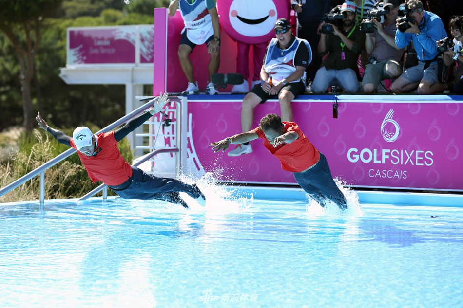 泰国队老少组合与英格兰队球员在果岭上友好交流,尽管竞争激烈,但赛后彼此握手致意,体现了高尔夫运动尊重与友谊的绅士精神。