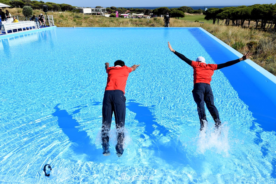 帕查拉·孔瓦迈在最近旗杆加赛中全神贯注地挥杆,他的身体姿态优雅而充满力量,目光如炬紧盯空中划过的小白球,这一刻决定了冠军的最终归属。