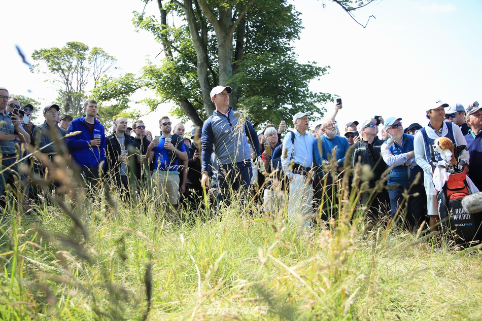 比赛间歇,球员与球童认真讨论策略,团队合作是赛场外的致胜关键。