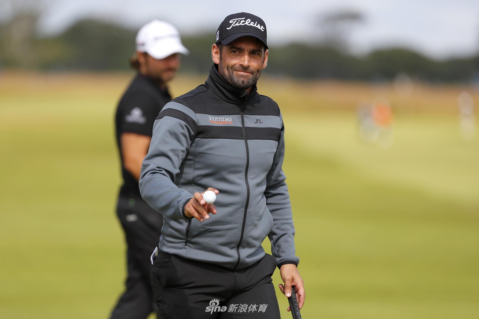 沙坑救球,沙砾飞扬间展现球员精湛的短杆技术和冷静头脑。