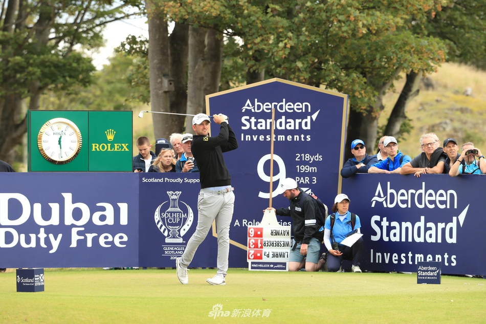 冠军举起奖杯的辉煌时刻,背后是无数日夜的付出与全场观众的欢呼。