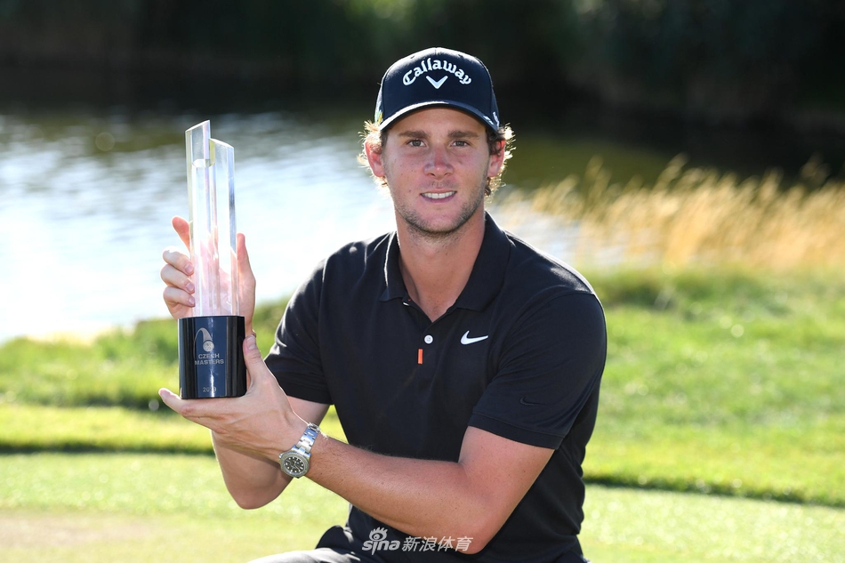 皮特斯在沙坑中漂亮救球，沙砾飞扬展现其精湛的短杆技巧