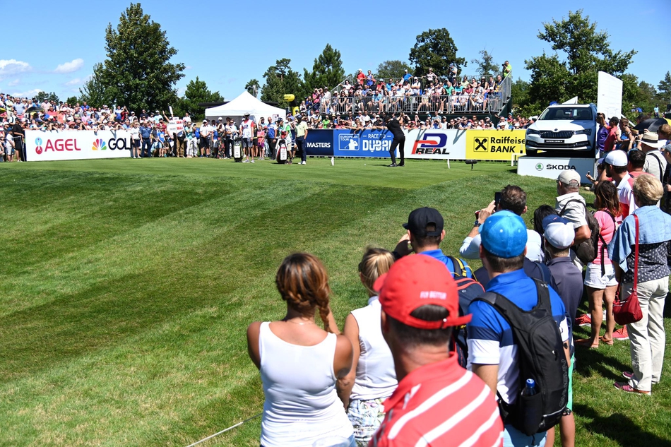 托马斯·皮特斯专注凝视，在果岭上沉稳推杆，争夺冠军的关键一击