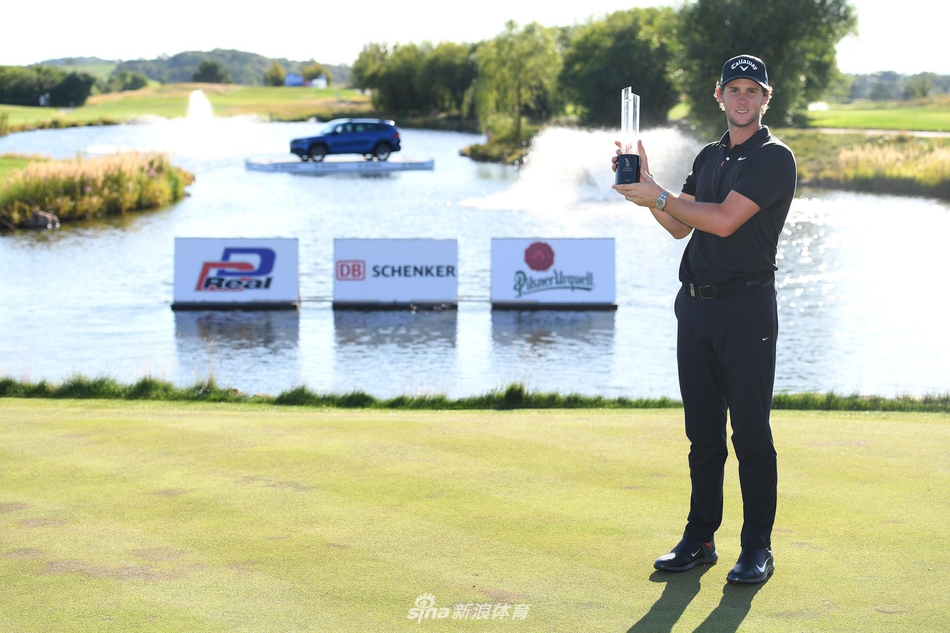 皮特斯手捧冠军奖杯与家人团队幸福合影，共享胜利的温馨时刻