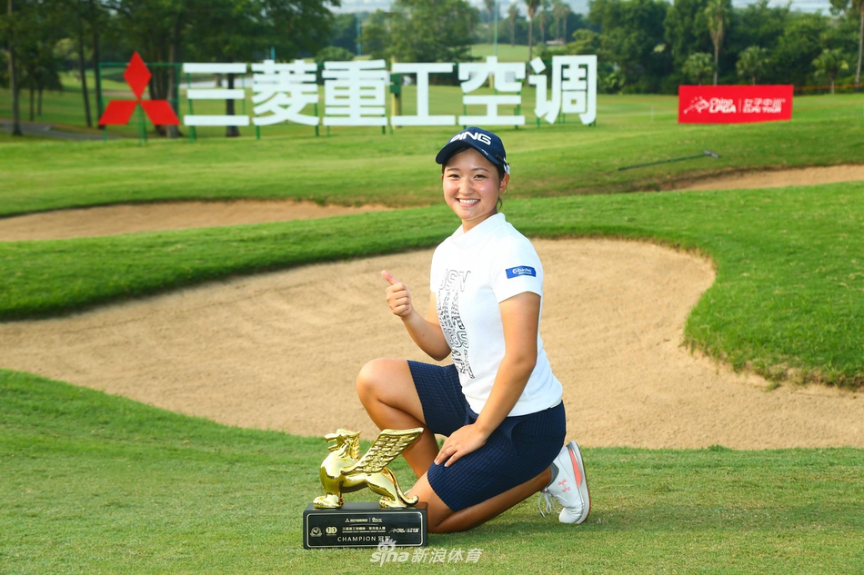 中国小将殷小雯在果岭边观察线路,神情专注充满潜力
