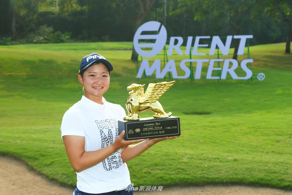 平井亚实凝神准备最后一推,目光坚定地锁定十五英尺外的球洞