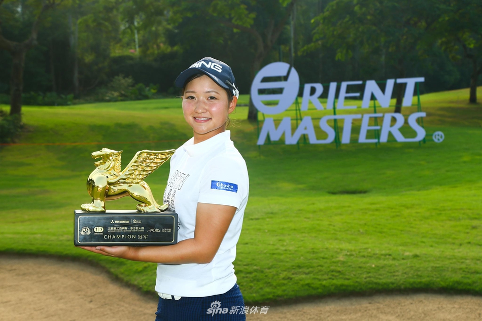 平井亚实在比赛中从容挥杆,身姿挺拔动作流畅