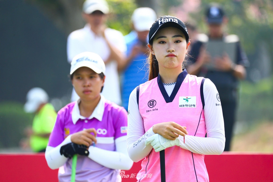 冠军平井亚实与赛事志愿者们开心合影,共同记录美好瞬间