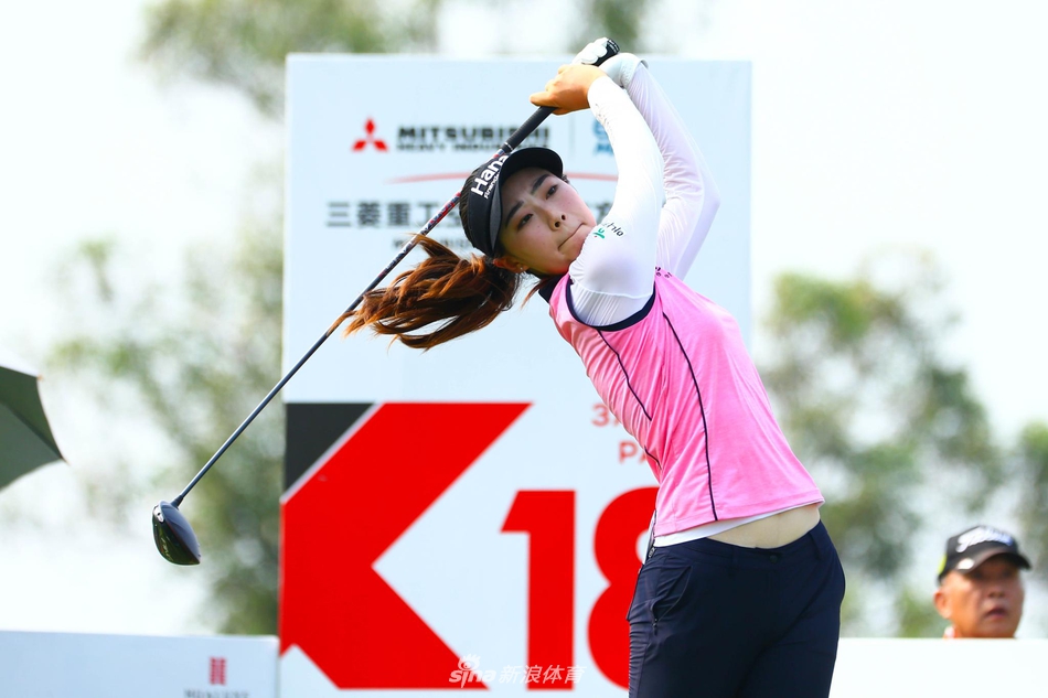 颁奖典礼上,平井亚实高举K狮冠军奖杯绽放灿烂笑容