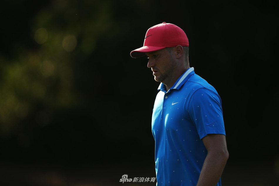 西班牙名将拉拉扎巴尔在完成一杆进洞后，与球童兴奋击掌庆祝这历史性时刻。