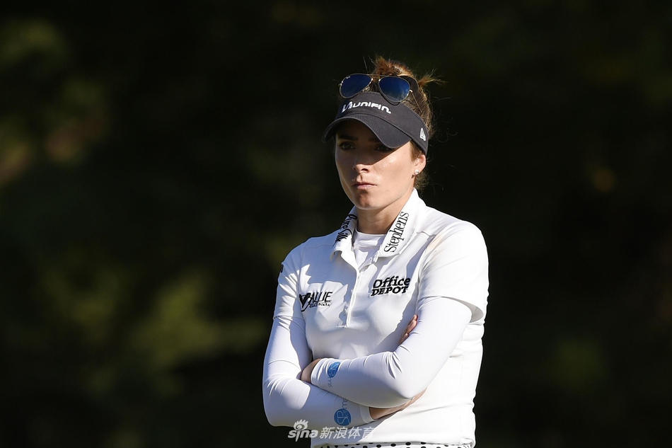 美国球员嘉比·洛佩兹全力开球，身体的力量与舒展的挥杆姿态在瞬间完美融合