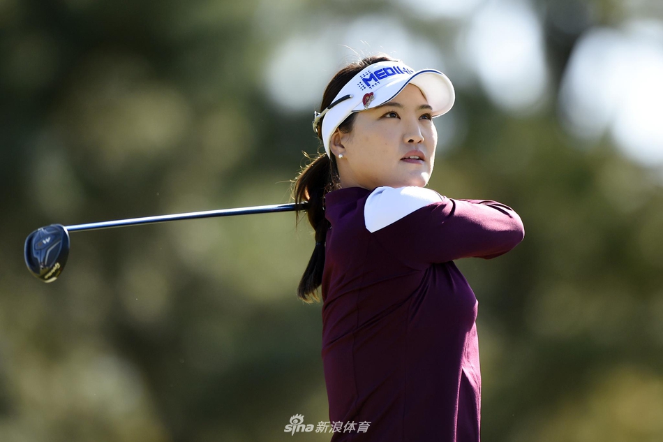 日本选手铃木爱在次轮比赛中优雅挥杆，她的专注与精准的击球帮助她建立了领先优势