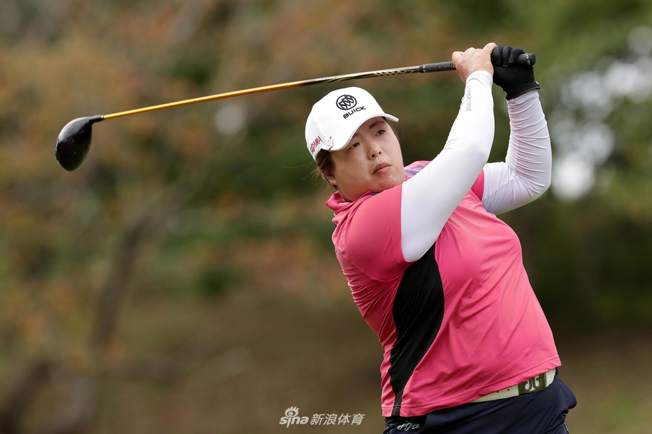 冯珊珊在濑田球场果岭边凝神观察推杆线路，她从容的姿态展现了前世界第一的沉稳风范