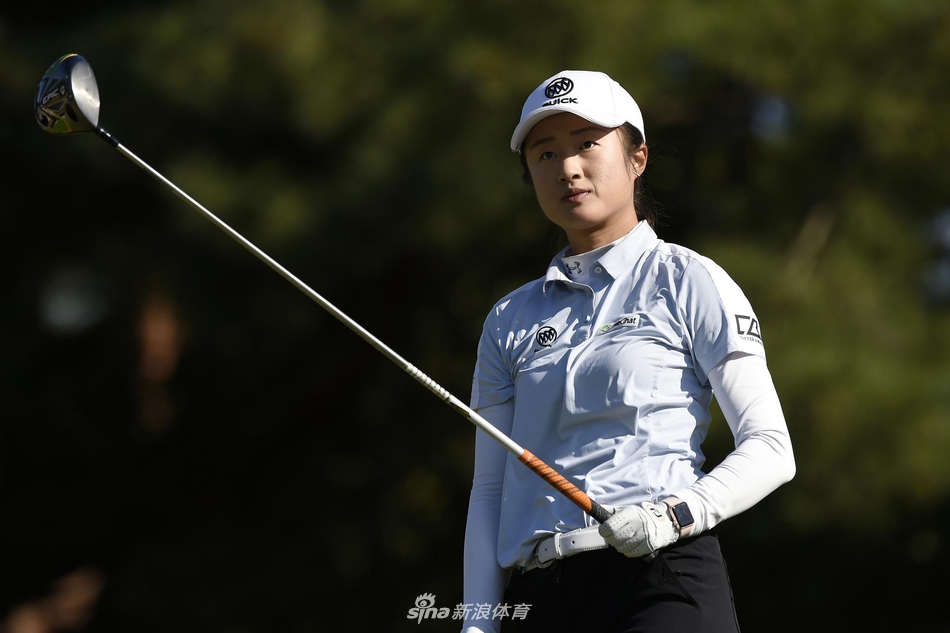 赛事卫冕冠军畑冈奈纱在球道中沉着击球，年轻的地表正为捍卫冠军荣耀而战