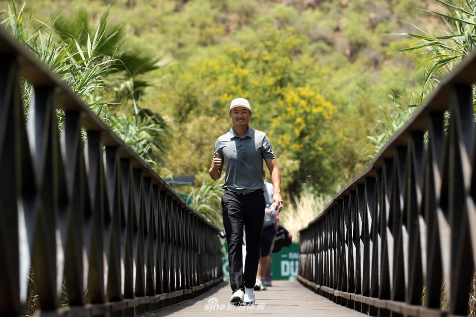 中国名将李昊桐在比赛中专注推击，眼神坚定面对关键一推