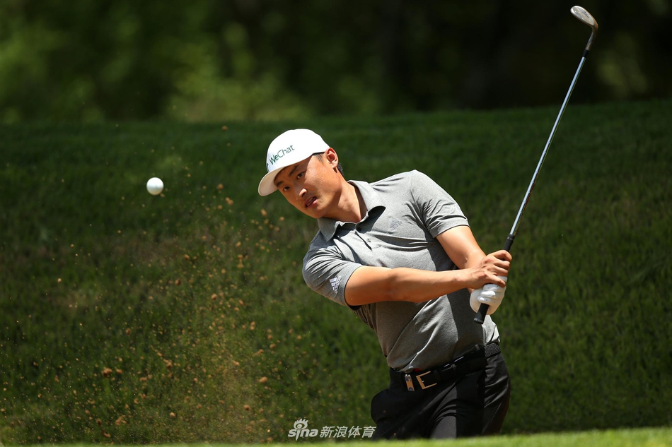 夕阳映照下的冠军庆祝时刻，胜利的喜悦与金色霞光交织在一起