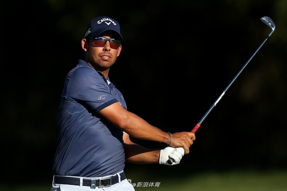 赛场上,拉拉扎巴尔使用挖起杆处理一个困难球位,沙坑边的他全神贯注于脚下的挑战。