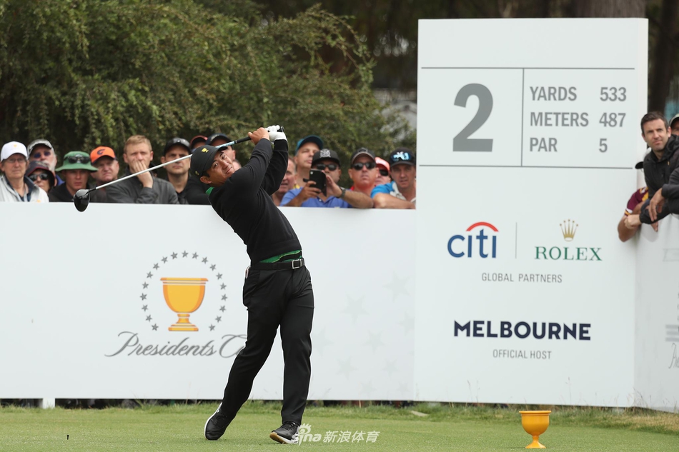 国际队年轻球员握拳激情庆祝，青春与活力的光芒四射