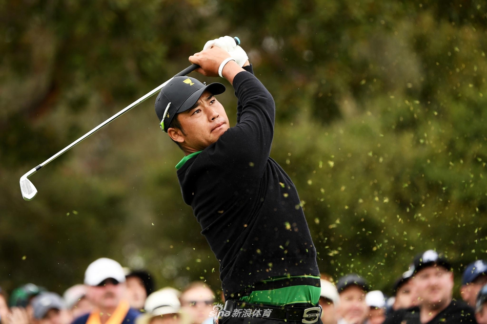 冠军奖杯在聚光灯下熠熠生辉，等待着下一个传奇故事的书写