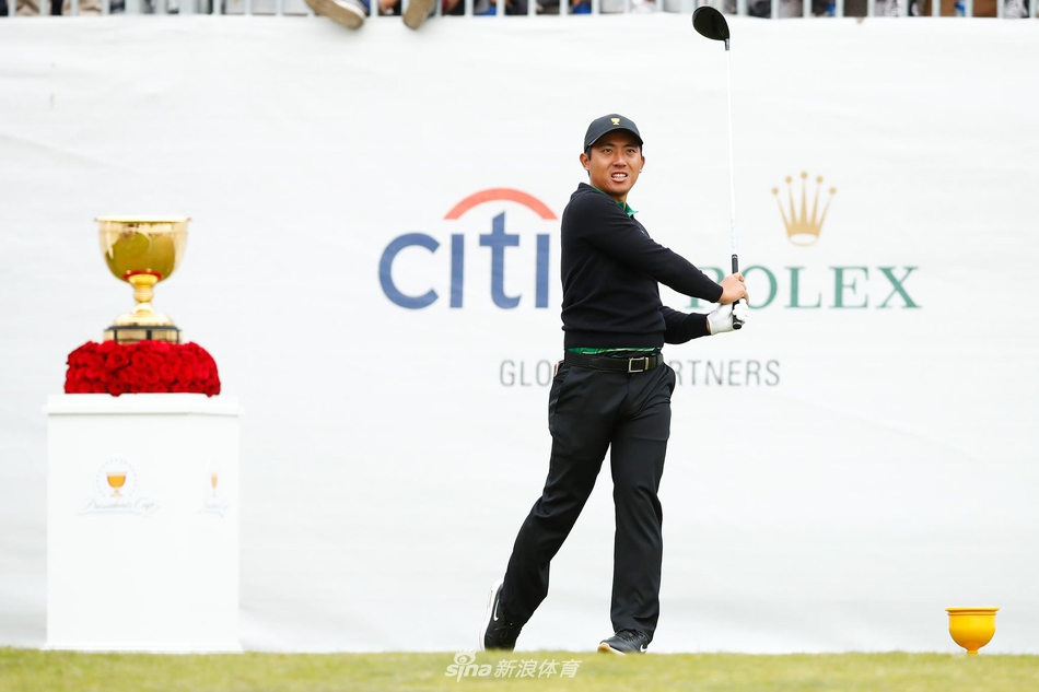 美国队球星泰格·伍兹在关键推杆前屏息凝神，尽显王者气场