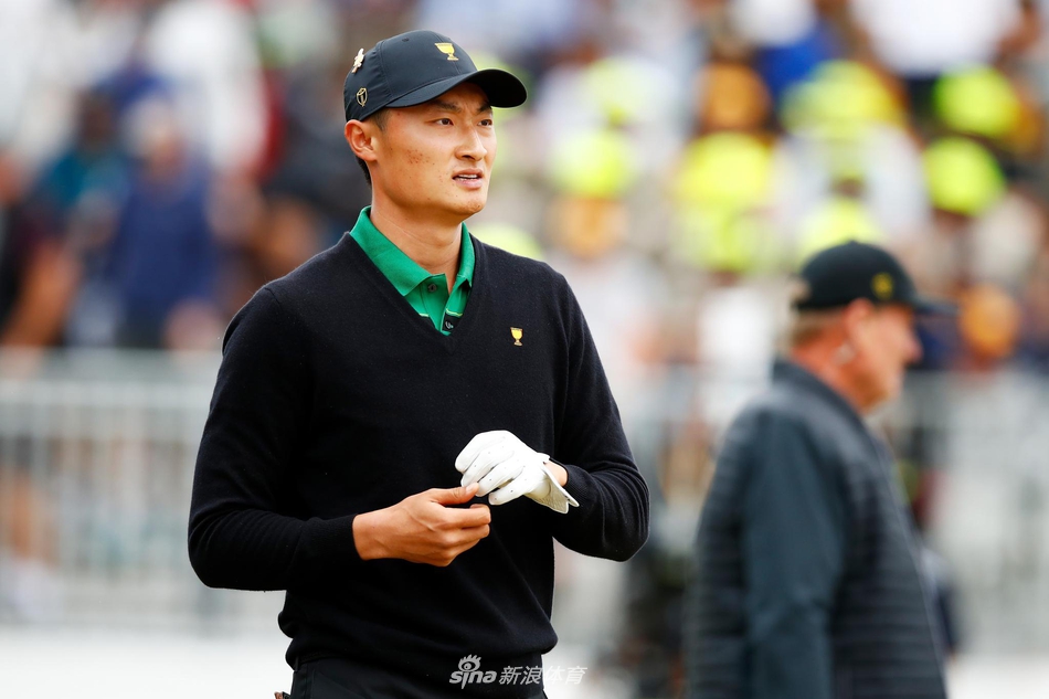 两位对手在比赛结束后拥抱致意，体现了崇高的体育精神