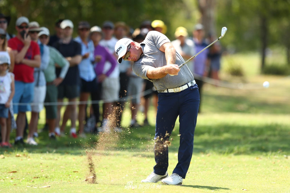 冠军奖杯静候胜者，银光熠熠与绿茵相映成辉