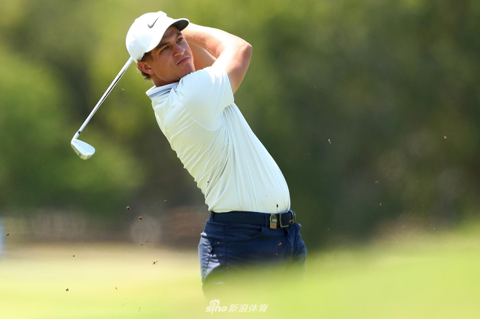 李旻宇丛林球道中冷静观察，准备关键一击