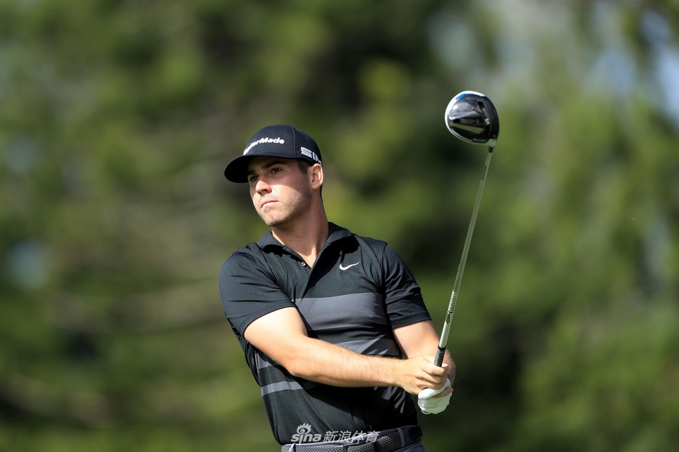 贾斯汀·托马斯在果岭边进行细致的切杆练习,眼神专注地观察球的落点与滚动