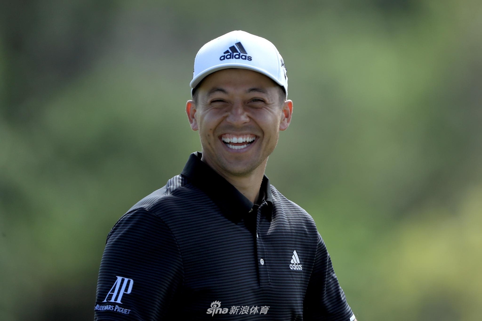 加里·伍德兰德全力挥杆,肌肉线条在阳光下展现出力与美的完美结合