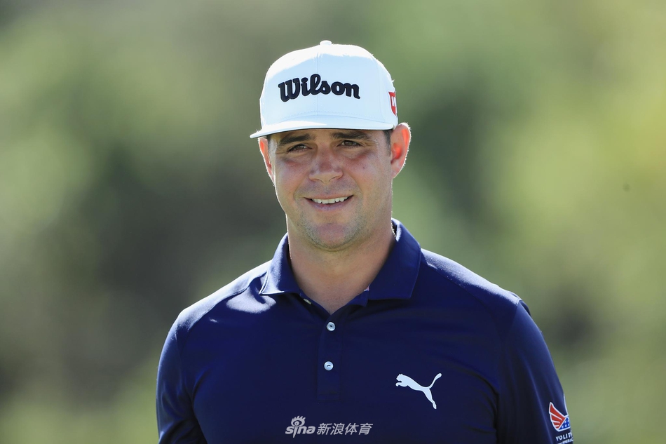 赞德·谢奥菲勒站在发球台远眺,夏威夷的蔚蓝海景与翠绿球道在阳光下交相辉映