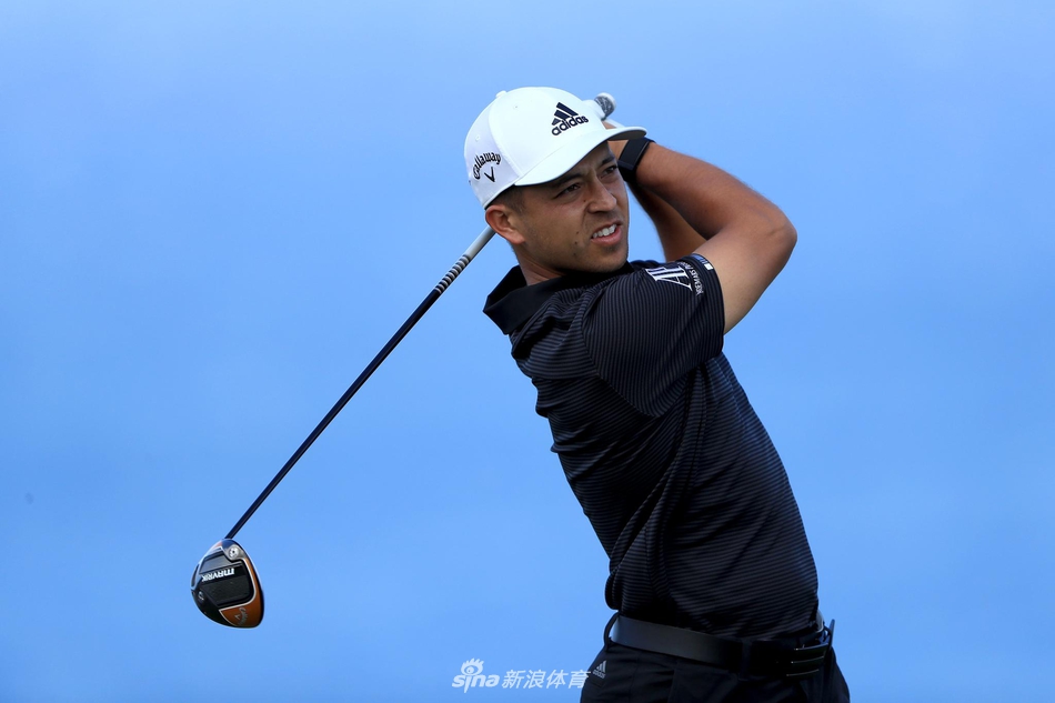 里奇·福勒微笑着与球童交流战术,鲜艳的橙色帽子在绿茵场上格外醒目