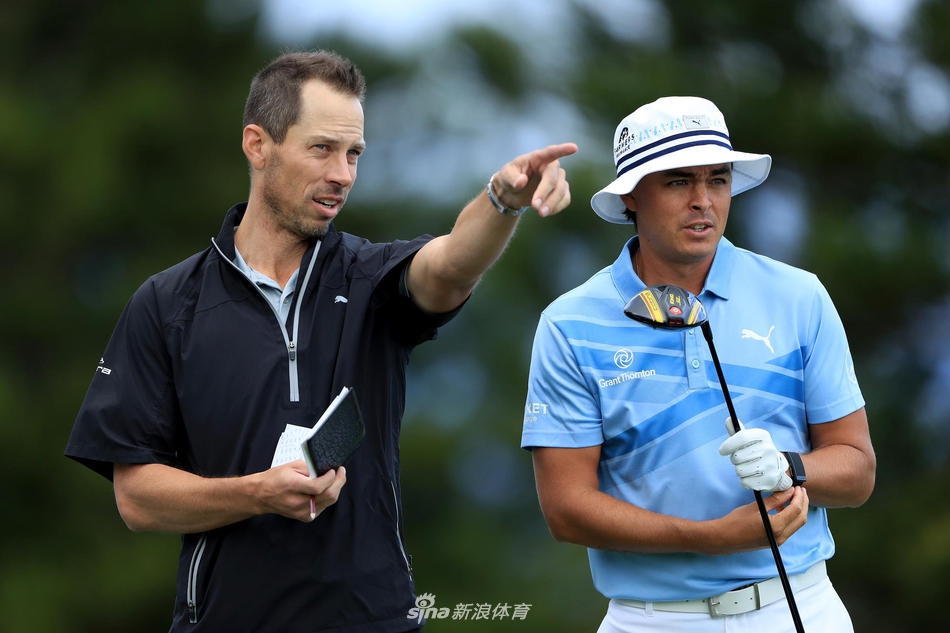 全景俯瞰种植园球场,蜿蜒的球道在陡峭的山地与海岸线间巧妙穿梭,壮观无比