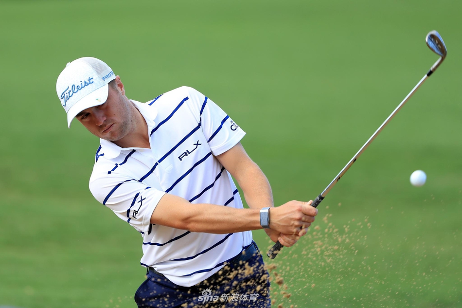 夕阳西下,种植园球场沐浴在金色光芒中,球道与远山构成一幅宁静的画卷