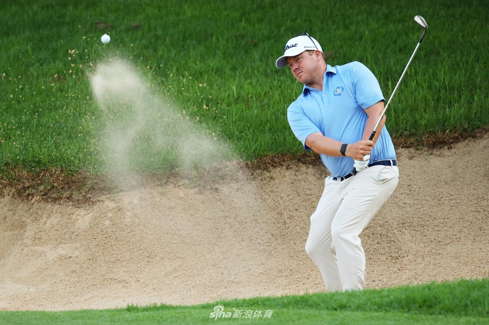 夕阳余晖下，一名球童为选手仔细擦拭高尔夫球，静谧时刻预示着明日又将迎来新一轮的激烈角逐