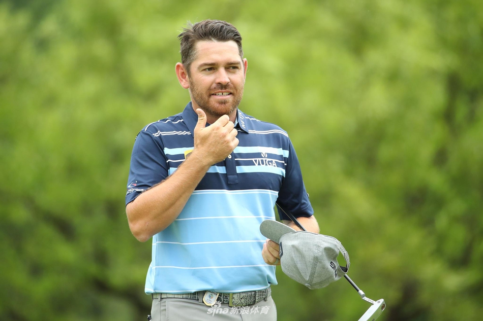 卫冕冠军路易·乌修仁在沙坑中精准救球，沙土飞扬瞬间展现其扎实的基本功和冷静头脑