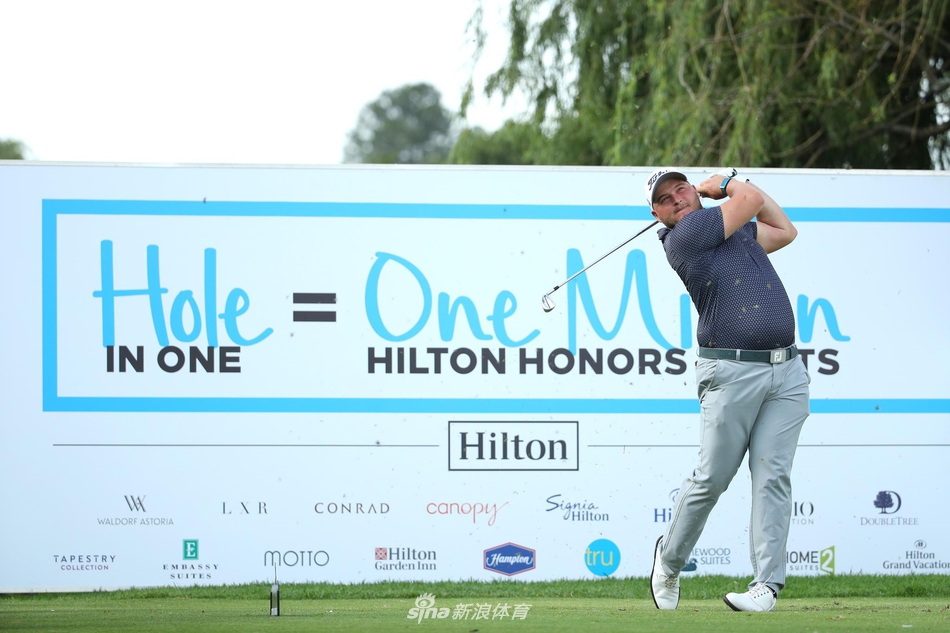 观众聚集在风景如画的湖畔球洞旁，聚精会神地观看选手们的精彩击球，沉浸于高尔夫运动的魅力之中