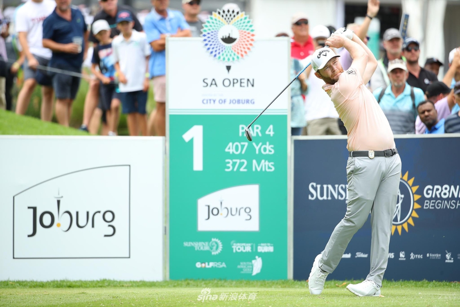 南非名将布兰登·格雷斯在球道上优雅挥杆，动作流畅而充满力量，尽显顶尖球手风范