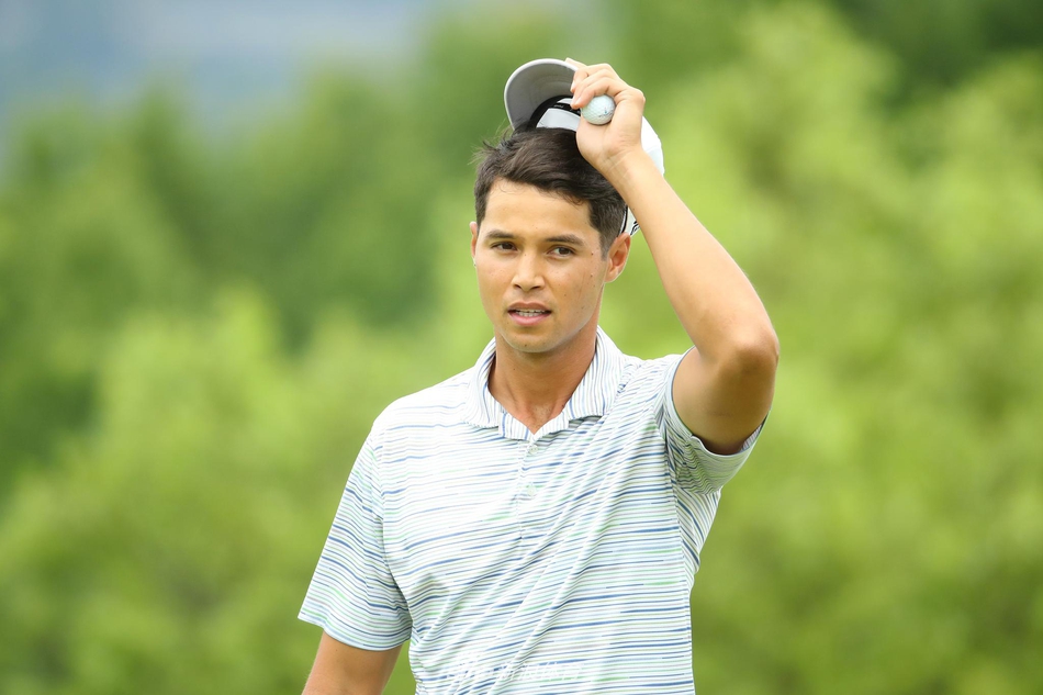 美国球手约翰尼斯·沃尔曼在兰德公园高尔夫俱乐部果岭边冷静观察推杆线路，首轮无柏忌的完美表现让他信心十足