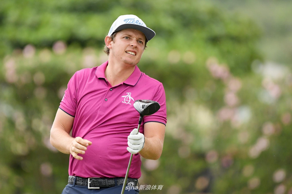 凯文·基斯纳在第十五洞果岭边进行切杆,他眉头微蹙,全神贯注地计算着球的落点和滚动,展现短杆大师的风范。