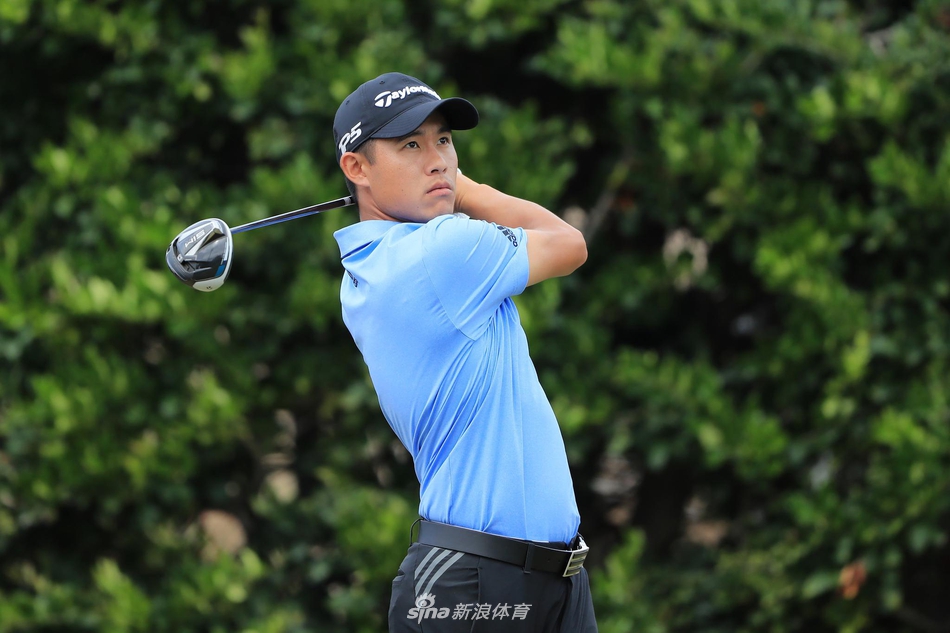 澳大利亚球手卡梅隆·史密斯在第十七洞的沙坑中救球,他身体紧绷,沙砾飞扬,展现了顶尖球员在困境下的专注力。