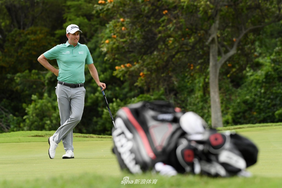 颁奖台与冠军奖杯静静矗立在媒体中心前,等待着周日比赛结束后,将它交到那位经历风雨考验后最强大的胜者手中。