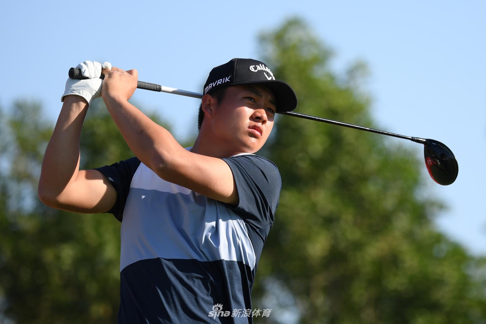 世界第一布鲁克斯-科普卡在沙漠烈日下大力开球，身体充分扭转，展现其标志性的暴力美学与对伤愈身体的绝对自信。